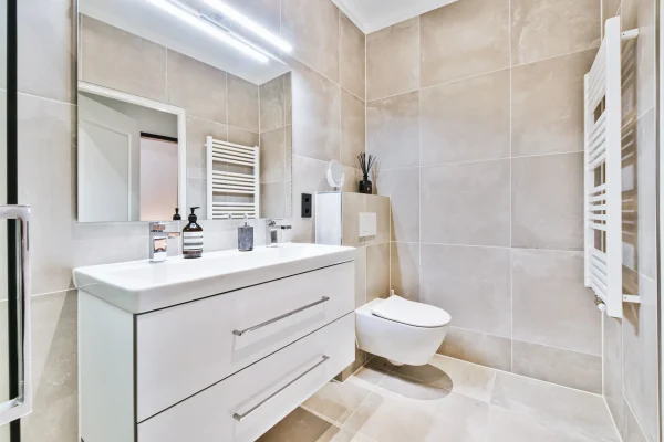 interior-small-clean-bathroom-miniature-style